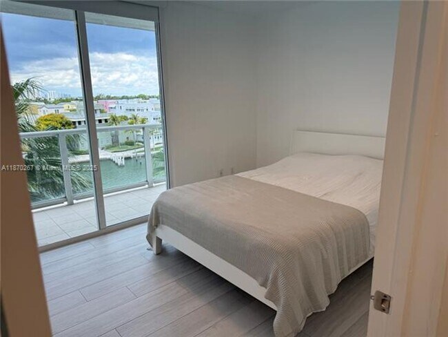 Building Photo - 5900 Collins Ave