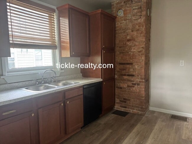 Building Photo - Large 4 Bedroom 2 Bath Single Family Home!...