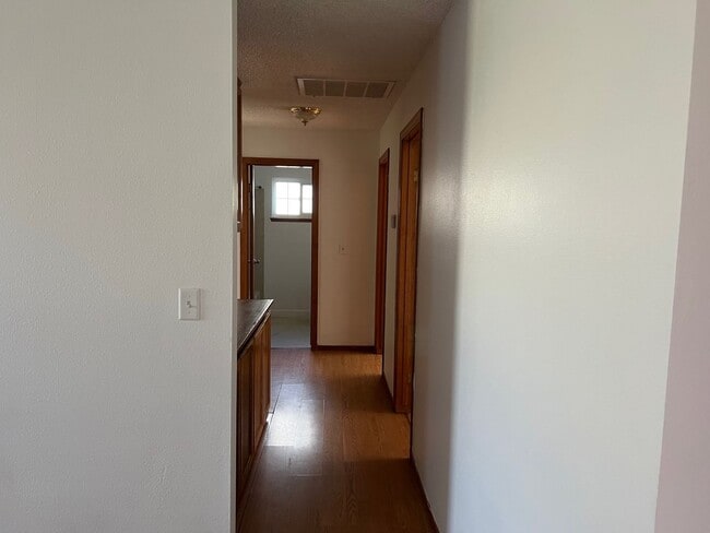 Building Photo - Northeast Hanford 3 bedroom 2 bath with la...