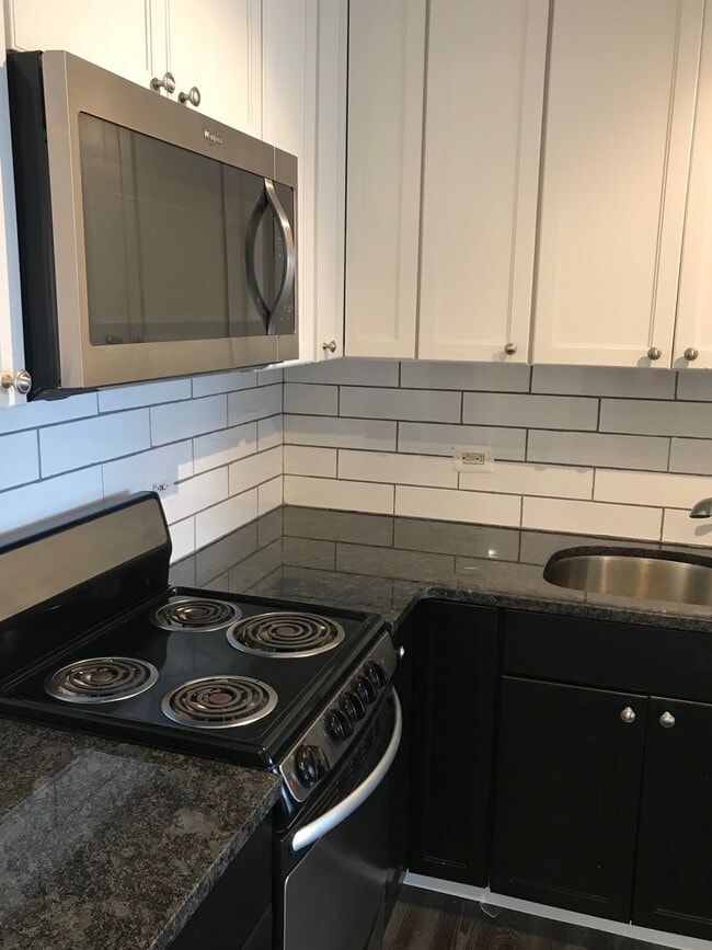 Building Photo - 1660 N La Salle Dr