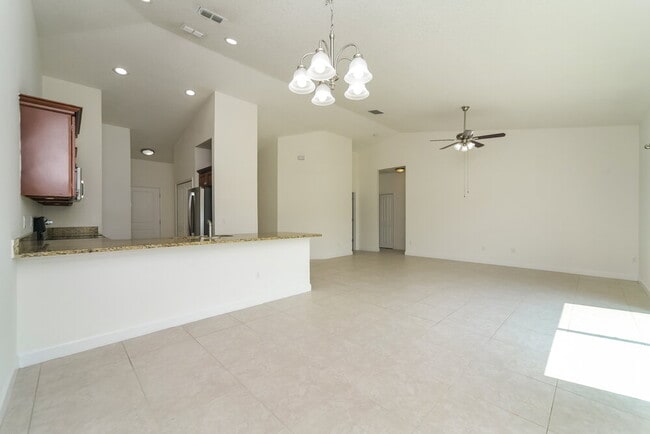 Building Photo - 839 Valnera Ct