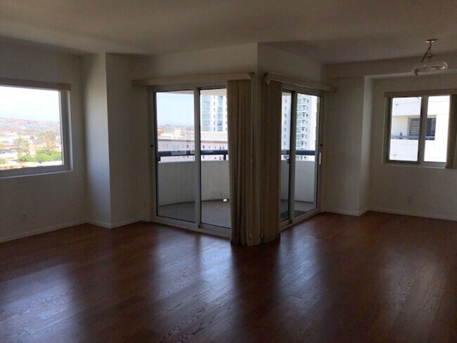 Building Photo - Large 1 bedroom 1 bath in Luxury High Rise...