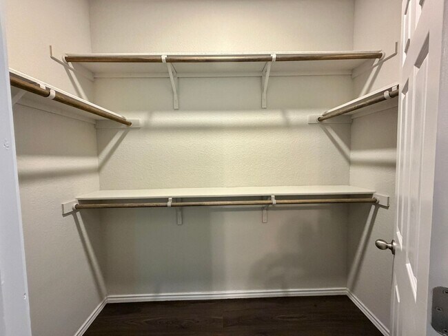 Building Photo - Come live in Knox Ridge!