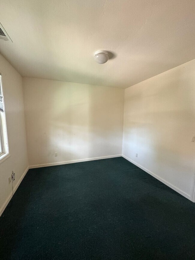 Building Photo - RENT REDUCTON - Spacious 3bdr/2bath units available for a lease ending May 30. Building is locate...