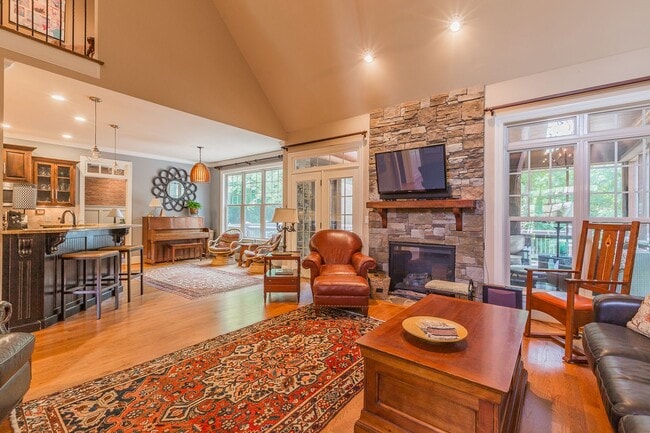 Building Photo - Fully Furnished Home!