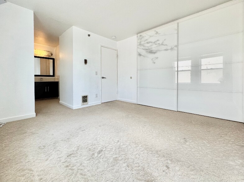 Building Photo - 705 Canonbury Way