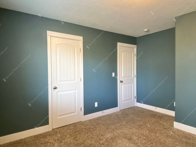 Building Photo - SW Bend Home Close to Old Mill & Deschutes River Trail