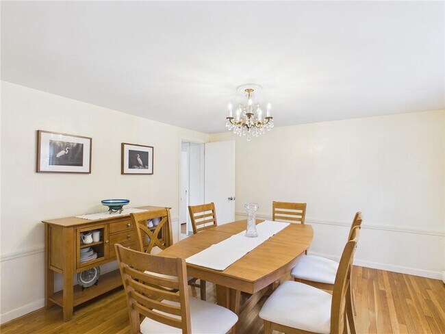 Building Photo - 449 Love Ln