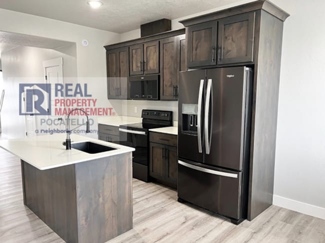 Building Photo - MOVE IN SPECIAL - 3 Bedroom 2.5 Bathroom T...