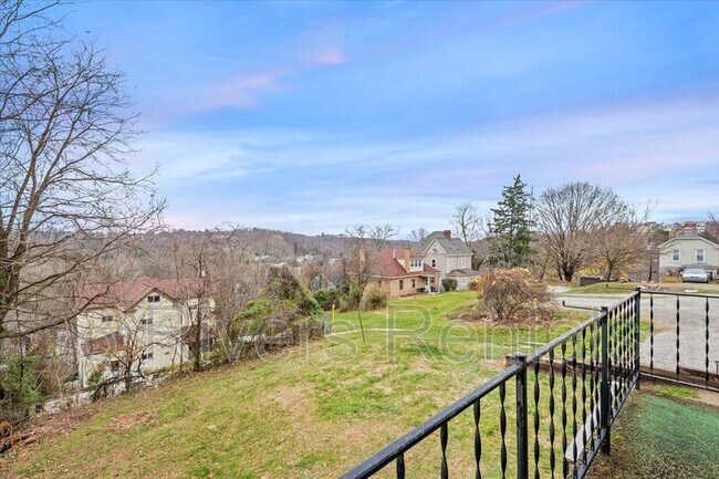 Building Photo - 1303 Cloverdale St