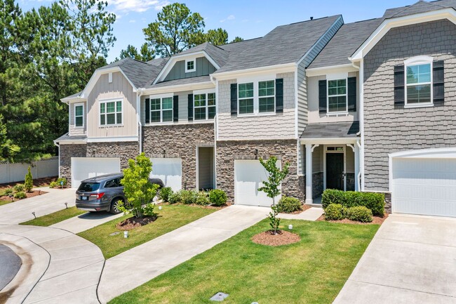 Building Photo - Gorgeous 3 Bed, 2.5 bed Townhouse in Apex