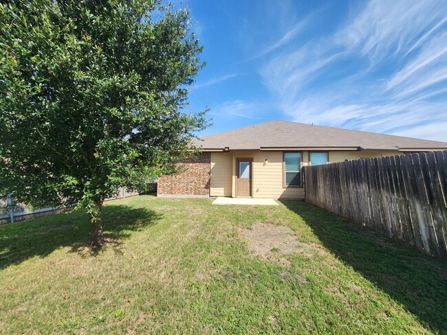 Building Photo - Wood Like Tile Flooring & Vinyl Plank - No Carpet / 1 Story Unit/ Fenced in Yard / Interior Washe...