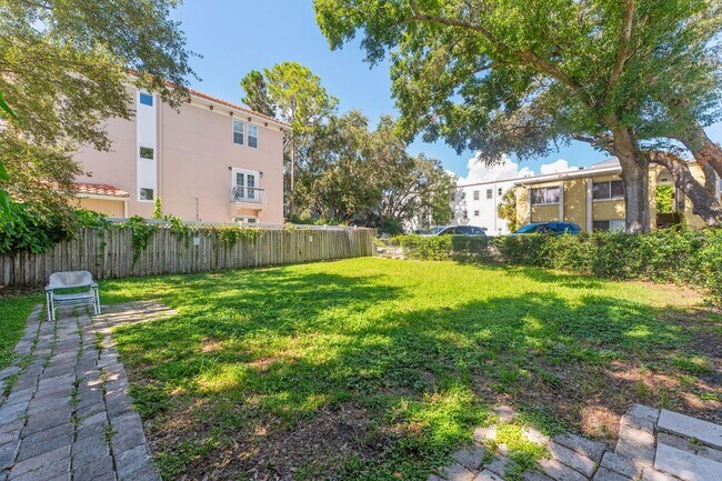 Building Photo - 3206 W Azeele St