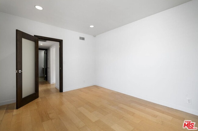 Building Photo - 8550 Holloway Dr