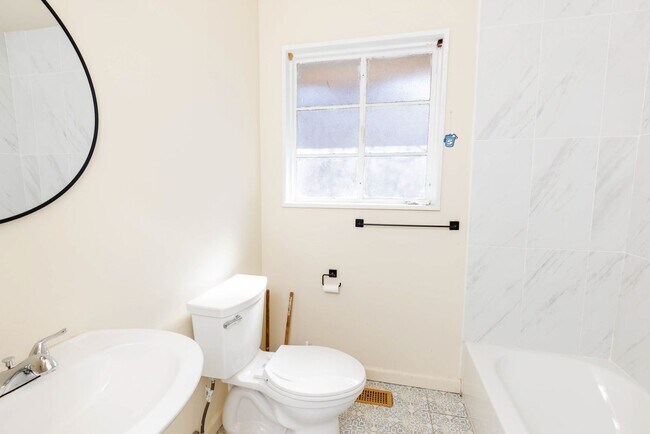 Building Photo - 3 BR home in Tarrant