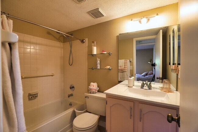 Building Photo - Seasonal Short-term 2-Bedroom 2-Bathroonm Condo located at Mission Lakes!