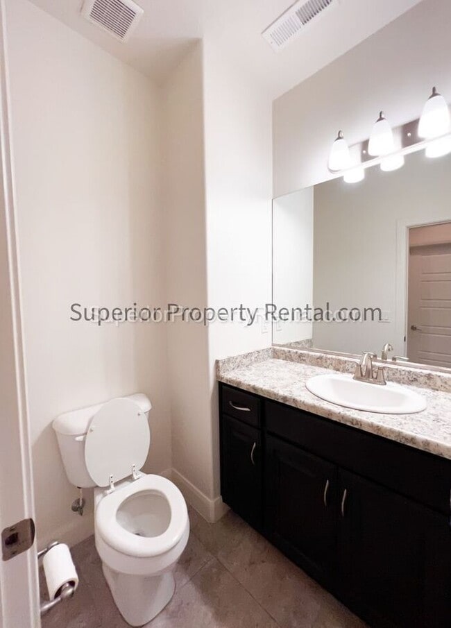 Building Photo - 4 bed, 2.5 bath home w/2 car garage