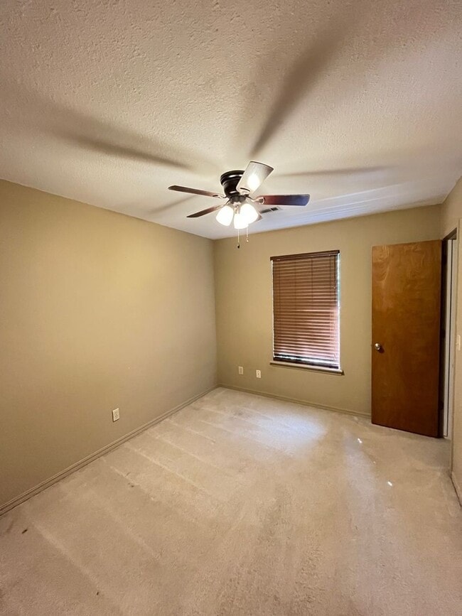 Building Photo - 3 bedroom 2 bath home, large lot, close to...