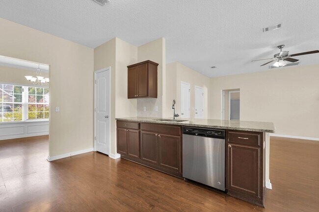 Building Photo - 659 Red Oak Ln