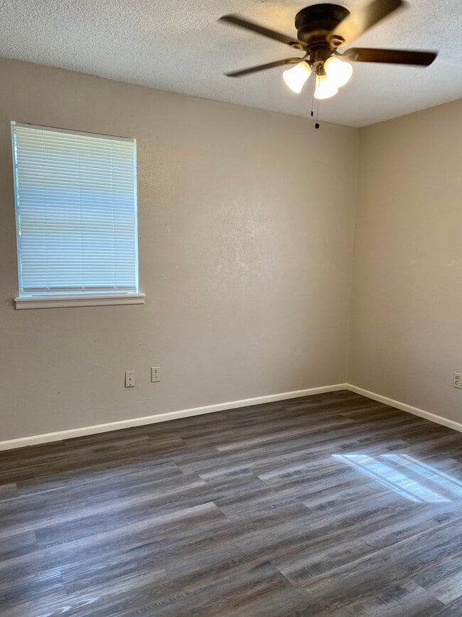 Building Photo - Updated in Central Lubbock