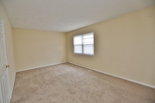 Building Photo - Amazing 2 Bedroom Townhome in Washington Square! Available 03-06-26! All Appliances Convey!