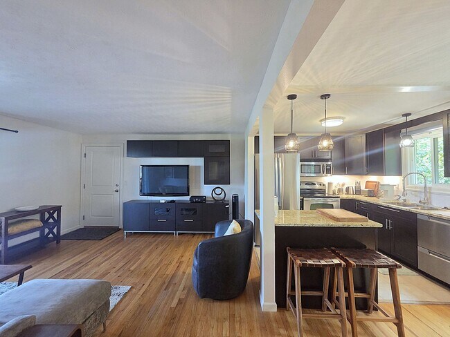 Building Photo - $1,950 - 2 Bed / 1 Bath Fully Furnished Condo in Secure Building in Rockwood/Manito Neighborhood