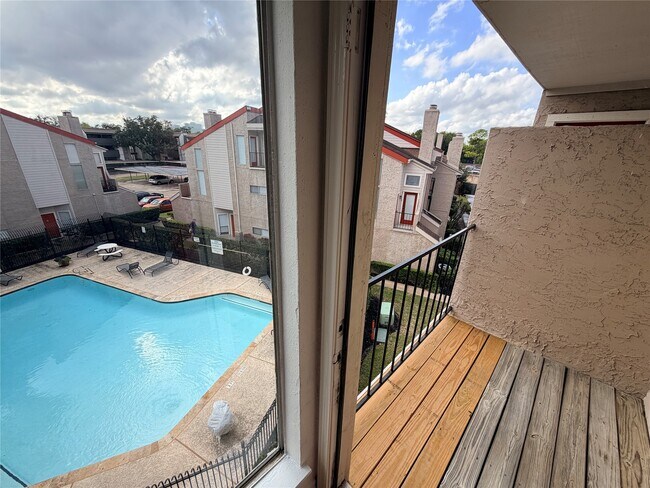 Building Photo - 10855 Meadowglen Ln