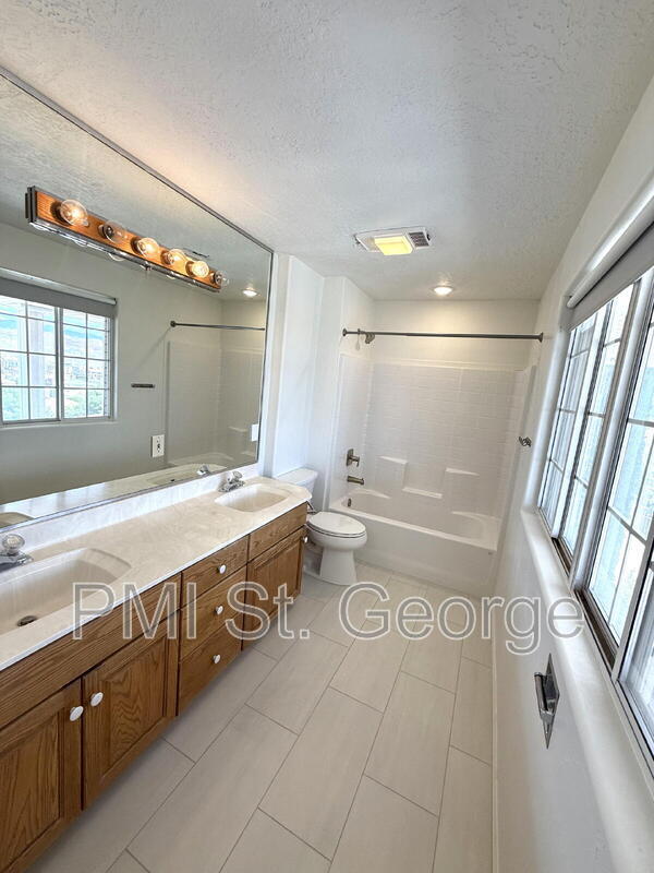 Building Photo - 2506 W Grandview Dr
