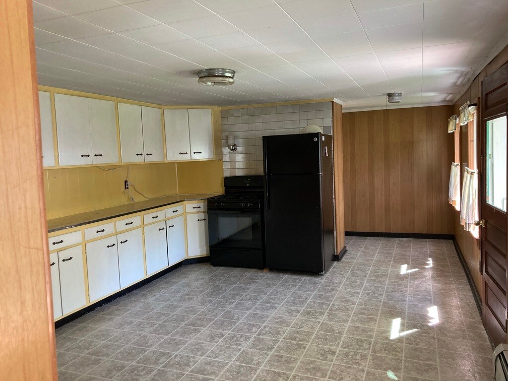 Spacious Kitchen - 176 Bagley Hill Rd