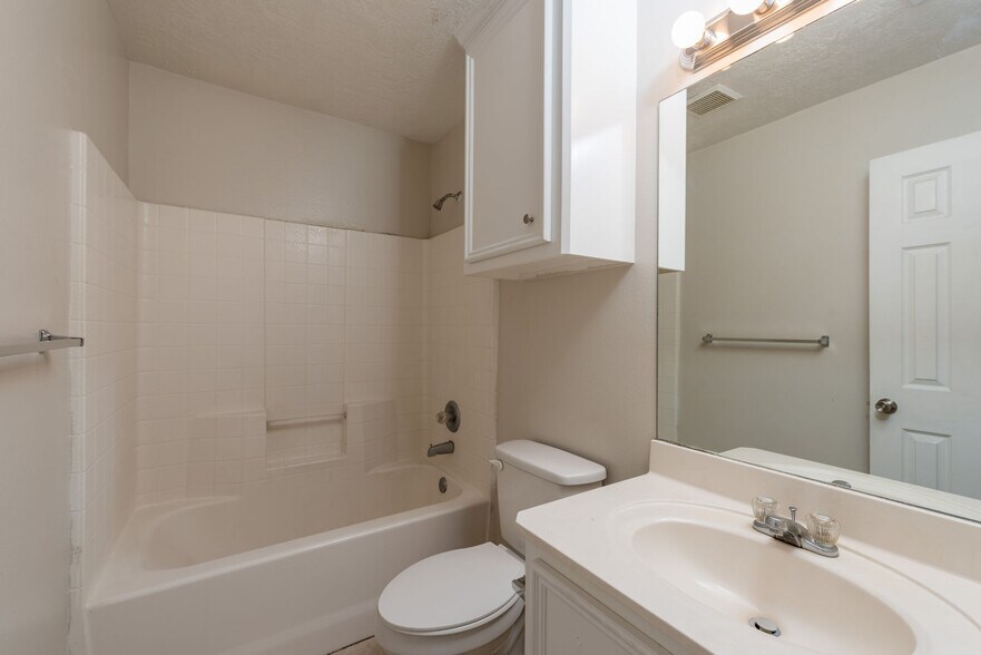 Building Photo - 2402 Jaguar Ct