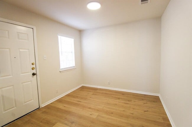 Building Photo - 6907 Stonleigh Pl