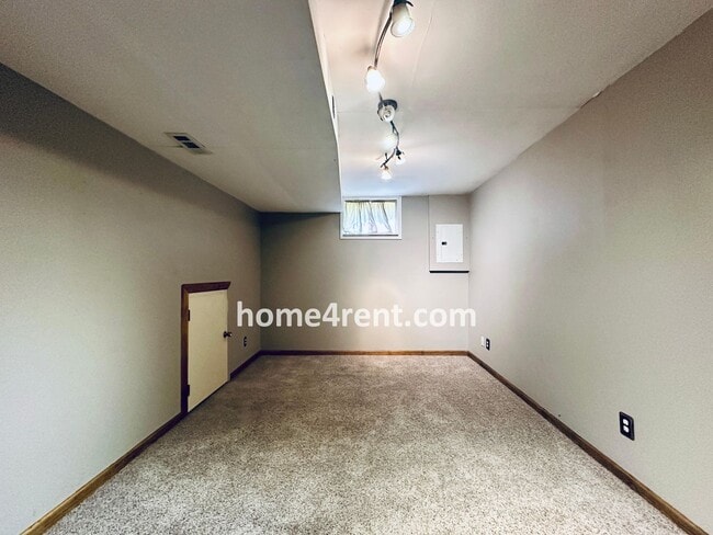 Building Photo - Spacious Liberty Home w/ an Updated Kitche...