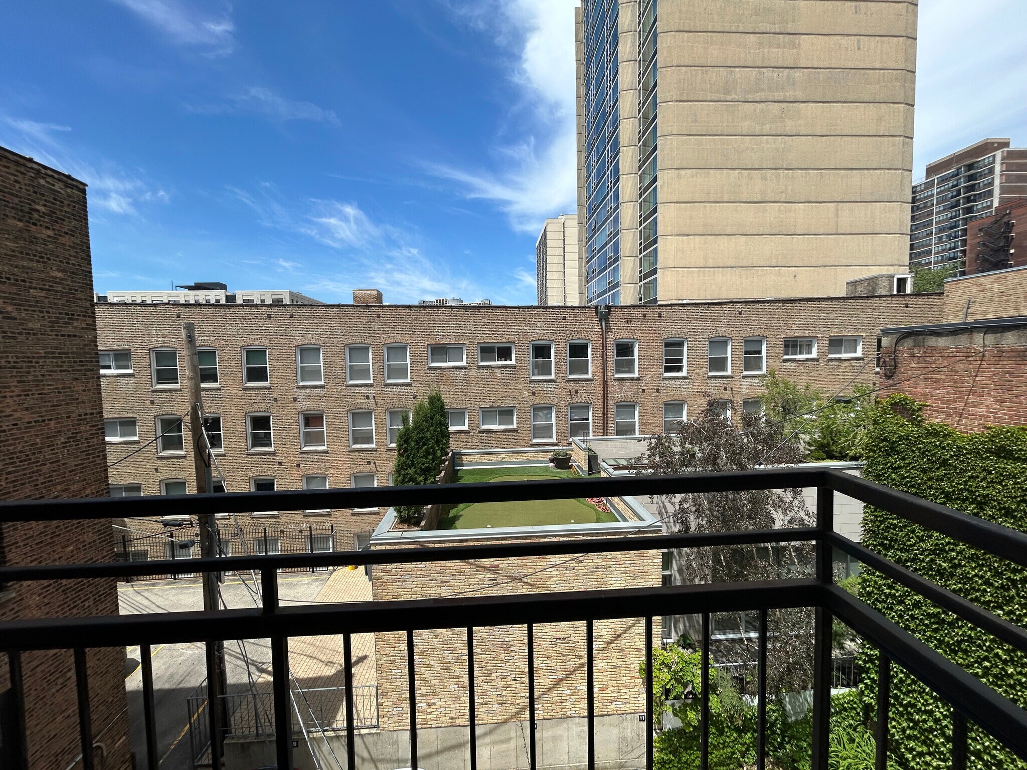 Building Photo - 518 W Wrightwood Ave
