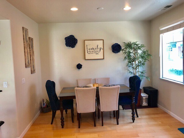 Building Photo - Beautifully updated, tri- level 4 Bd/2.5 B...