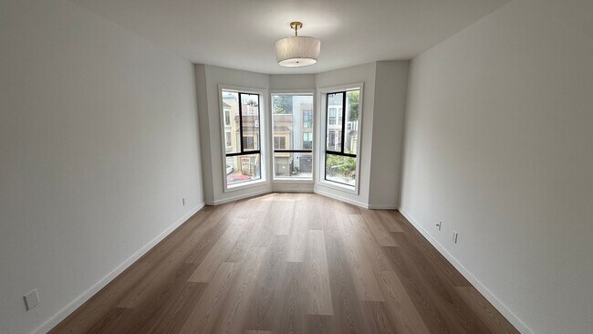 Building Photo - 1630 Oakdale Ave