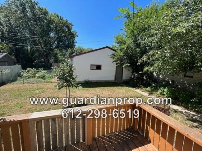 Building Photo - Merriam Park House Available Now, HW Floor...