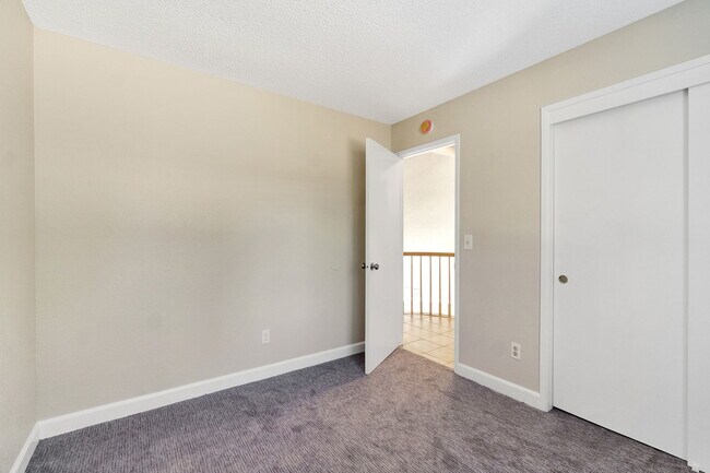 Building Photo - 6733 N Warren Ave