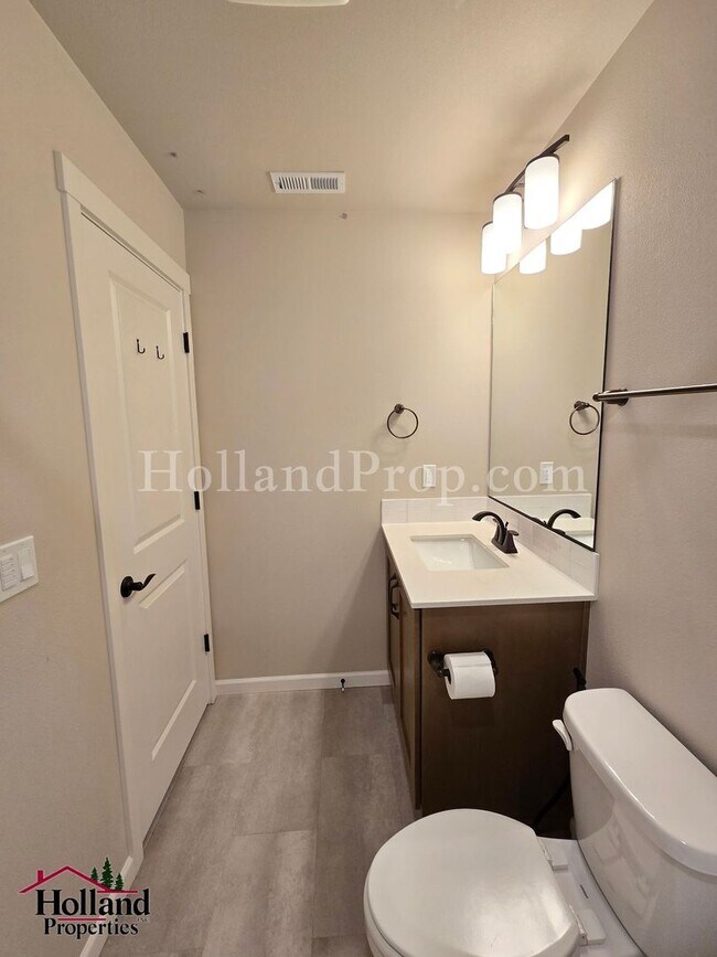 Building Photo - Charming 2-Bedroom, 2-Bath Home in a Prime Hillsboro Location *** Special offer of $150 on your f...