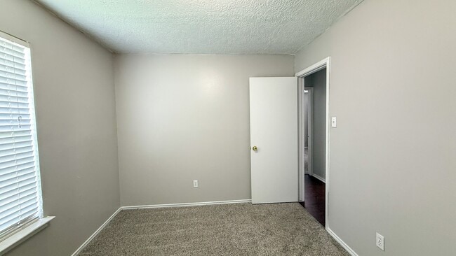 Building Photo - 503 Willow W Dr