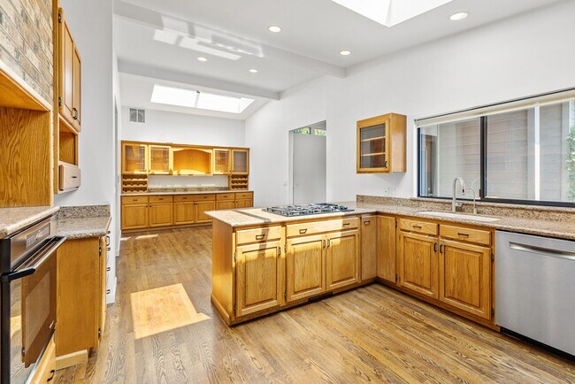 Building Photo - Beautiful West Facing Houghton Home with p...