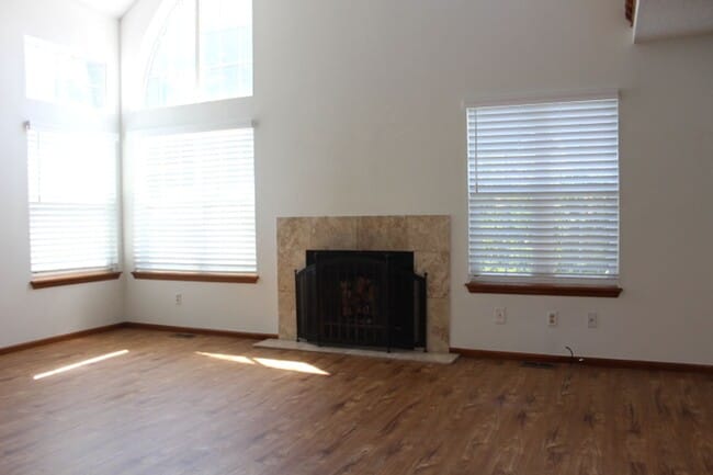 Building Photo - Gorgeous 2 Story End Unit in Lakewood!