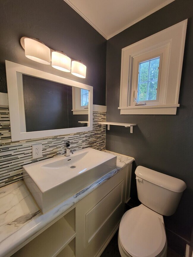 Building Photo - Beautiful Cedar Falls Home