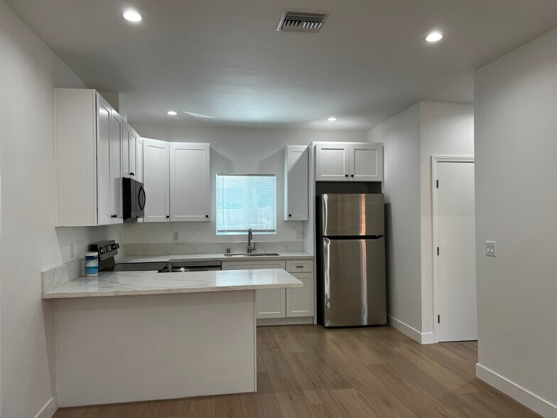 Building Photo - 10717 Amestoy Ave