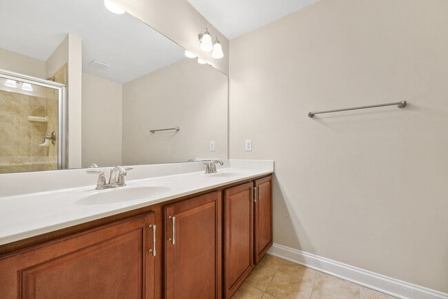 Building Photo - 1359 Town Home Dr
