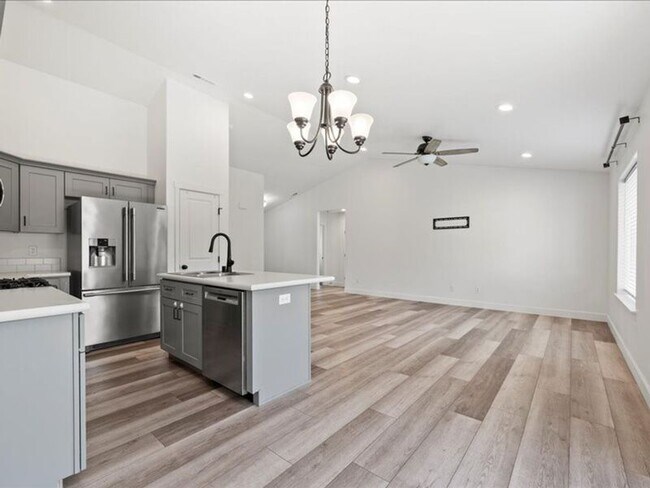 Building Photo - 1016 S Blueberry Pl