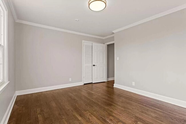 Building Photo - 305 Hillside Dr