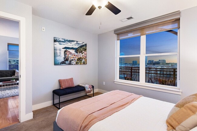 Building Photo - Gorgeous condo with city views