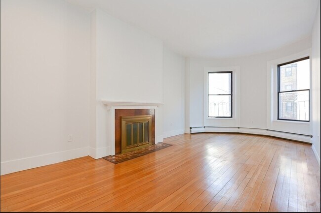 Building Photo - 922 Beacon St