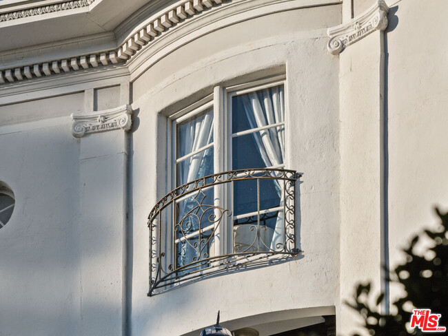 Building Photo - 6533 Cahuenga Terrace