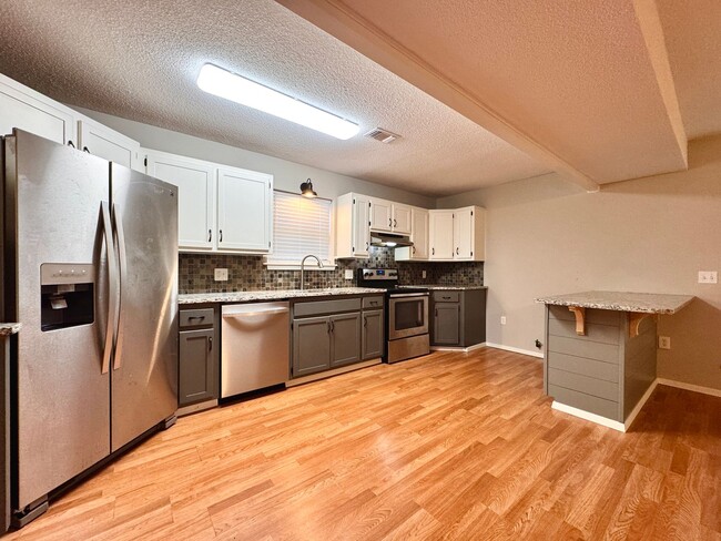 Building Photo - 4 Bedroom/ 2.5 Bathroom Home in Tanglewood...